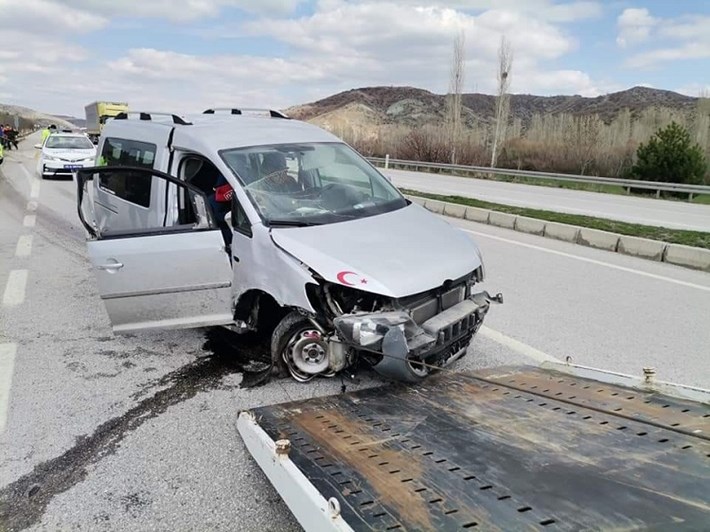 HAFİF TİCARİ ARAÇ KALDIRIMA ÇARPTI: 2 YARALI