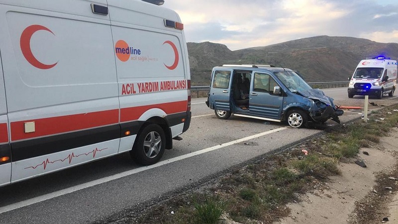 HAFİF TİCARİ ARAÇ TAKLA ATTI: 7 YARALI