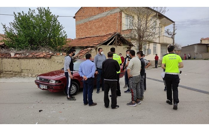 OTOMOBİL MOTOSİKLETE ÇARPTI: 2 YARALI