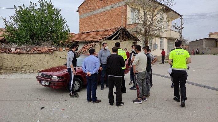 OTOMOBİL MOTOSİKLETE ÇARPTI: 2 YARALI