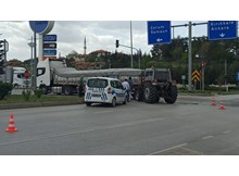 Traktör TIR'a arkadan çarptı