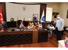 Minik Aymina, 23 Nisan Belediye Başkanı oldu