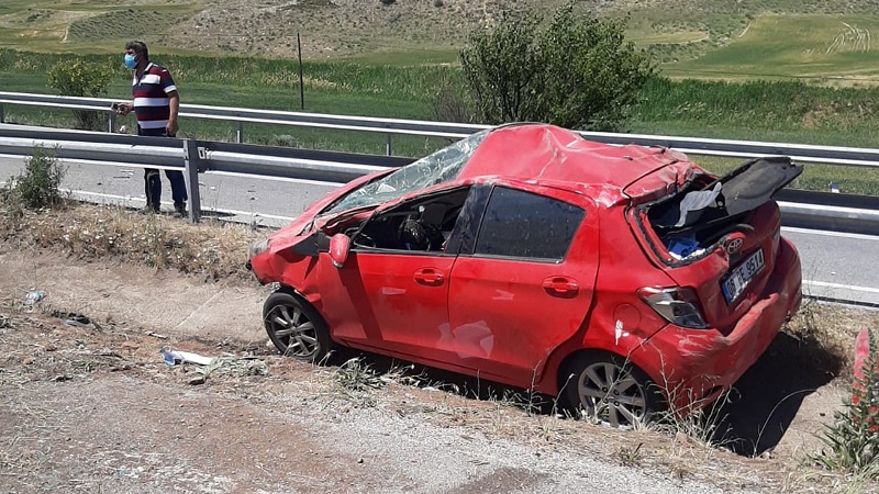 KONTROLDEN ÇIKAN OTOMOBİL DEMİR BARİYERLERE ÇARPTI: 3 YARALI