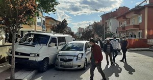Otomobil ve minibüs çarpıştı