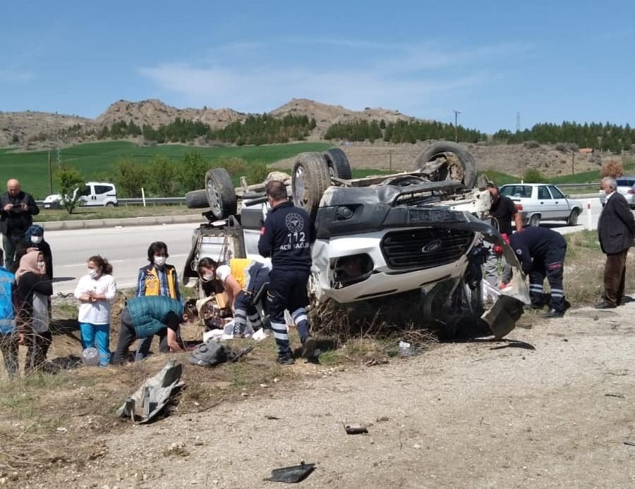 KONTROLDEN ÇIKAN TİCARİ ARAÇ DEVRİLDİ: 5 YARALI