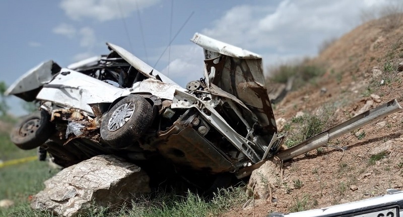 ÇORUM'DA OTOMOBİL ŞARAMPOLE UÇTU: 3 YARALI