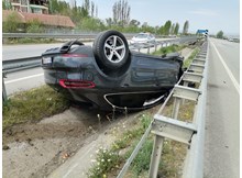 Kontrolden çıkan otomobil refüje devrildi