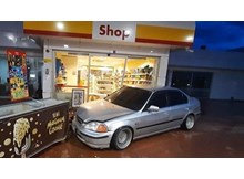 Otomobil akaryakıt istasyonundaki markete daldı