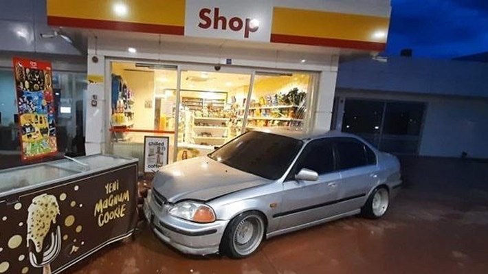OTOMOBİL AKARYAKIT İSTASYONUNDAKİ MARKETE BÖYLE DALDI
