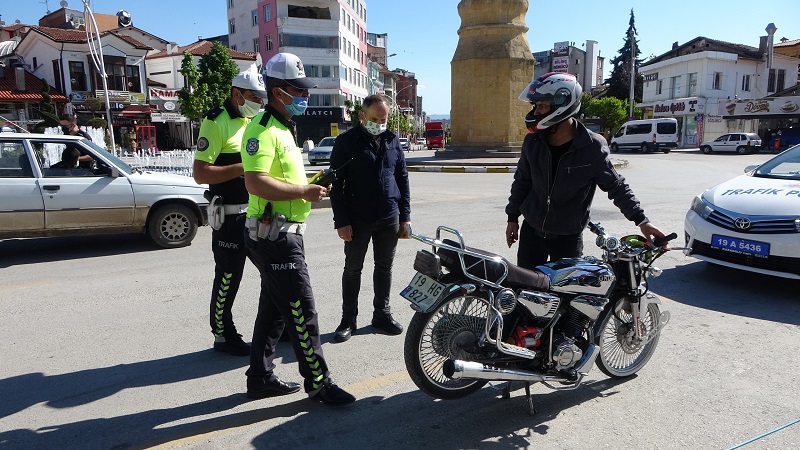 ÇORUM'DA MOTOSİKLET KAZALARINDA DÜŞÜŞ TRAFİK POLİSLERİNİN ŞOK UYGULAMALARI MEYVELERİNİ VERDİ