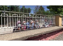 Duvar arkasından dua ettiler