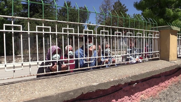 MEZAR ZİYARETLERİ YASAK OLUNCA DUALAR DUVAR ARKASINDAN EDİLDİ