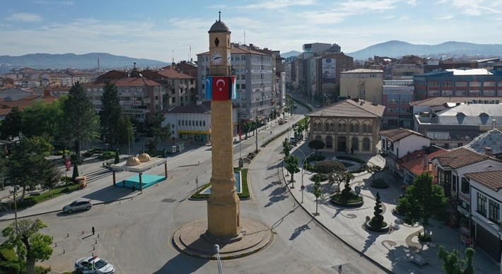 TARİHİ SAAT KULESİ'NE DOĞU TÜRKİSTAN VE FİLİSTİN BAYRAĞI ASILDI