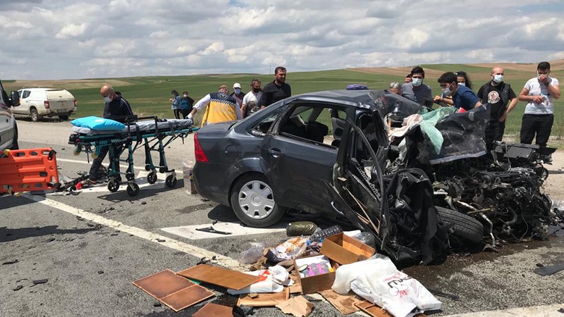 KONTROLDEN ÇIKAN OTOMOBİL KARŞI ŞERİTTE TIRA ÇARPTI: 1 ÖLÜ, 2 YARALI