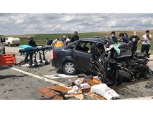 Otomobil tıra çarptı: 1 ölü, 2 yaralı