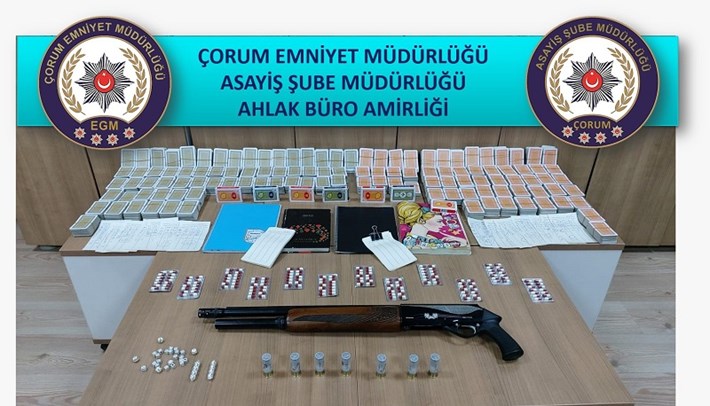 ÇORUM'DA DERNEĞE KUMAR BASKINI BASKINDA DERNEKTE KUMAR OYNAYAN 7 KİŞİYE 33 BİN 635 LİRA PARA CEZASI KESİLDİ DERNEKTE YAPILAN ARAMADA 1 POMPALI TÜFEK, 180 ADET SENTETİK ECZA VE İSKAMBİL KAĞITLARI ELE GEÇİRİLDİ