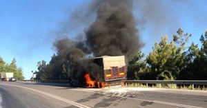 Lastiği patlayan tır alev alev yandı