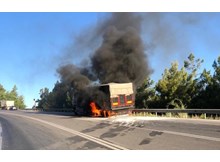 Lastiği patlayan tır alev alev yandı