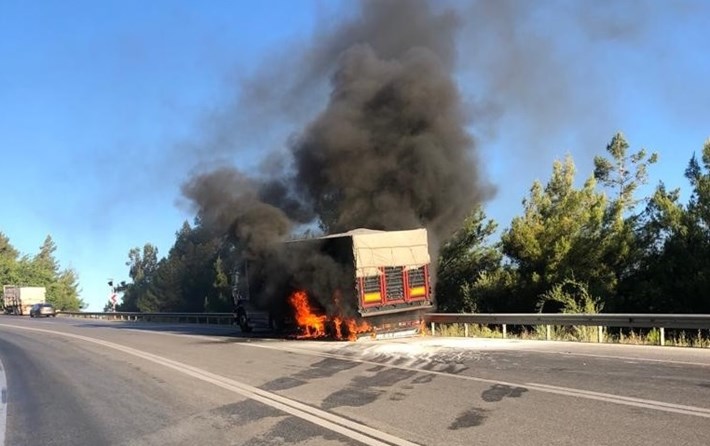 SEYİR HALİNDEYKEN LASTİĞİ PATLAYAN TIR ALEV ALEV YANDI