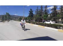 İsrail’i protesto için bisikletiyle yola çıktı