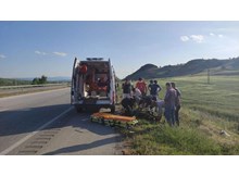 Yakıtı bitince yolda kalan otomobile tır çarptı