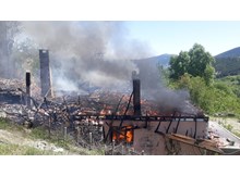 Ev, samanlık ve ahır tamamen yandı