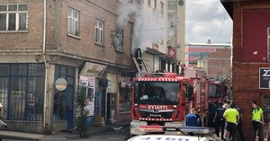 Yangında mahsur kalan yavru kedileri itfaiye kurtardı