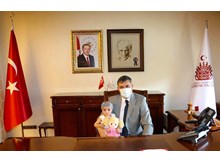 Vali Çiftçi’nin konuğu minik Buğlem