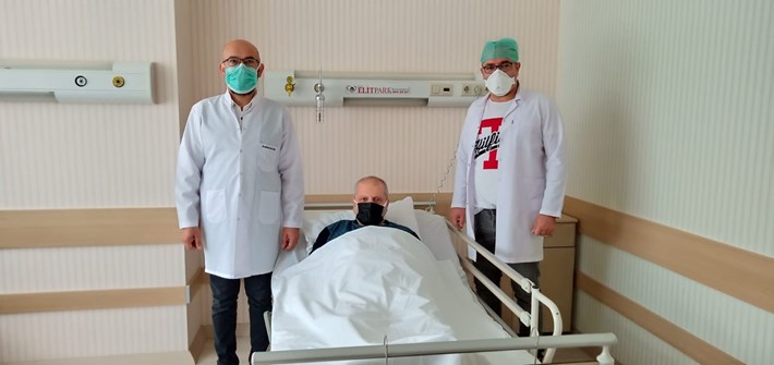 SAFRA KESESİ DEĞİL ADETA TAŞ OCAĞI SAFRA KESESİNDEN 5 BİN 58 TAŞ ÇIKARILDI TAŞLARI 3 KİŞİ YARIM SAATTE SAYABİLDİ