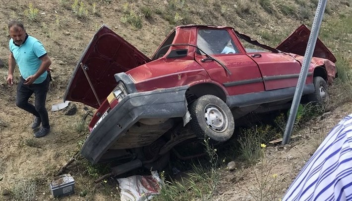 OTOMOBİL ŞARAMPOLE UÇTU: 2 YARALI