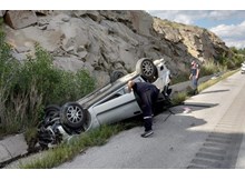 Otomobil su kanalına devrildi