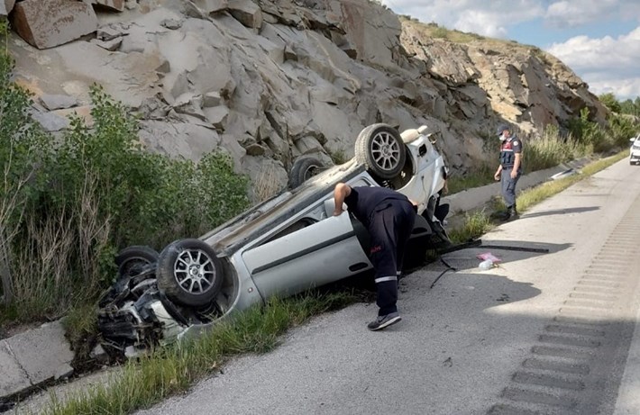 OTOMOBİL SU KANALINA DEVRİLDİ: 4 YARALI
