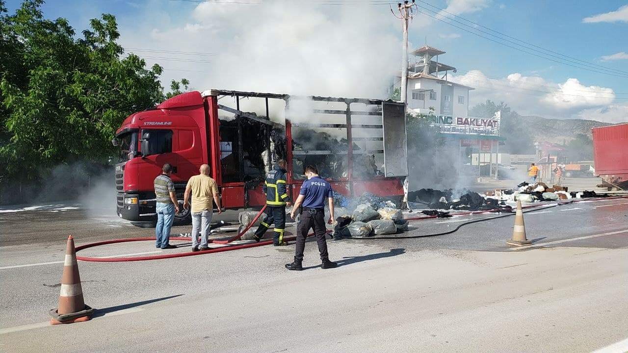 OSMANCIK'TA TEKSTİL ÜRÜNÜ TAŞIYAN TIR YANDI YANGIN NEDENİ İLE D-100 KARAYOLU TEK YÖNLÜ OLARAK ARAÇ TRAFİĞİNE KAPATILDI