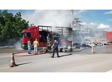 Tekstil ürünü taşıyan tır yandı