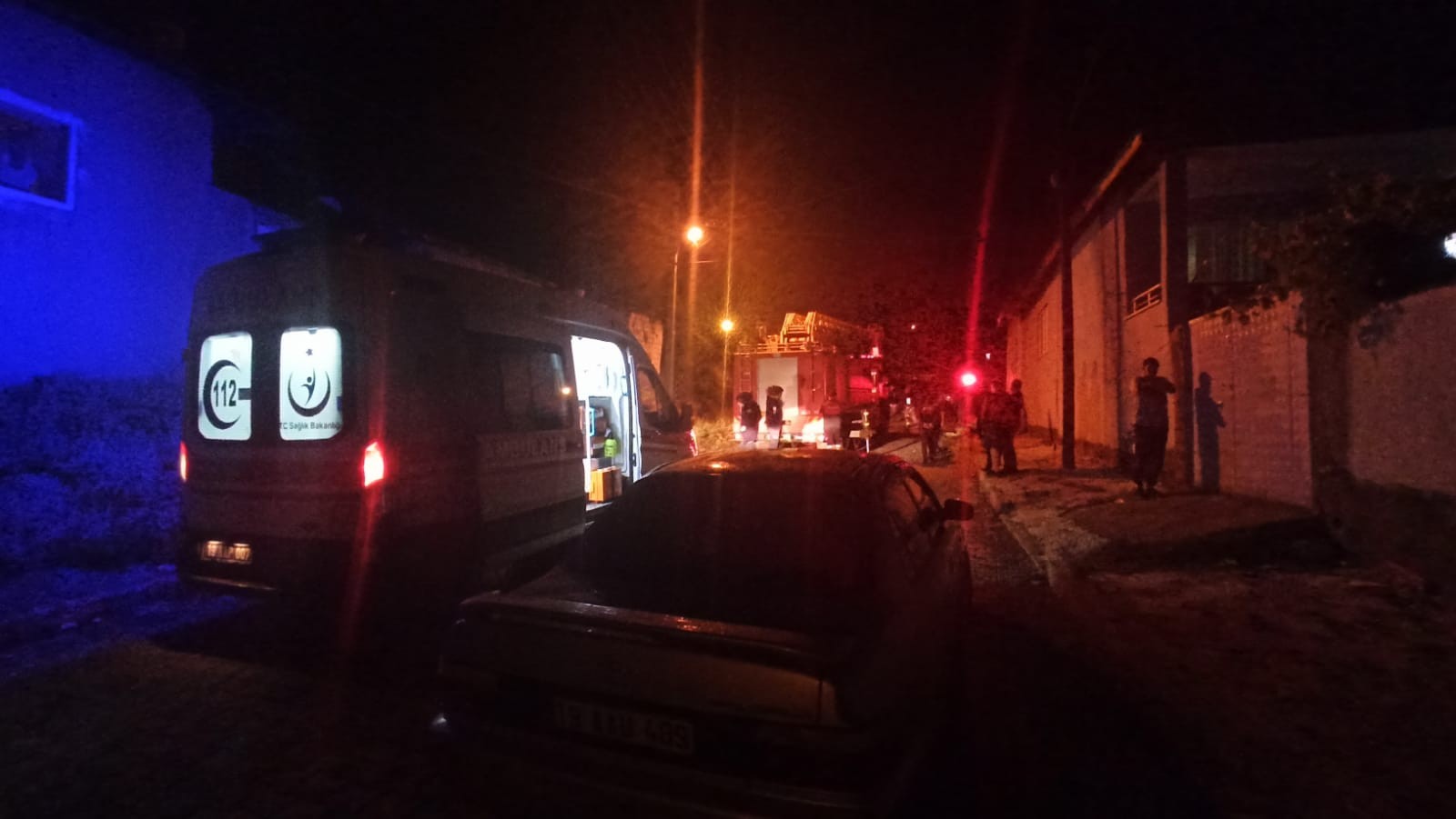 ÇATIYA ÇIKAN KADINI POLİS İKNA EDEREK AŞAĞI İNDİRDİ