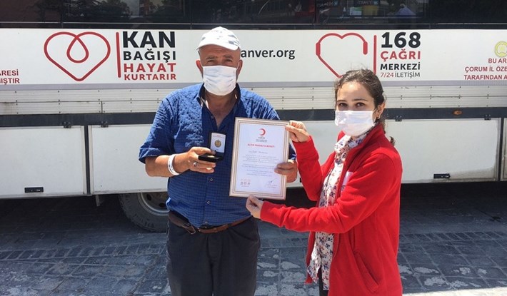35 KEZ KAN BAĞIŞI YAPAN VATANDAŞA ALTIN MADALYA