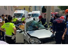 Otomobil beton direğe çarptı: 4 yaralı