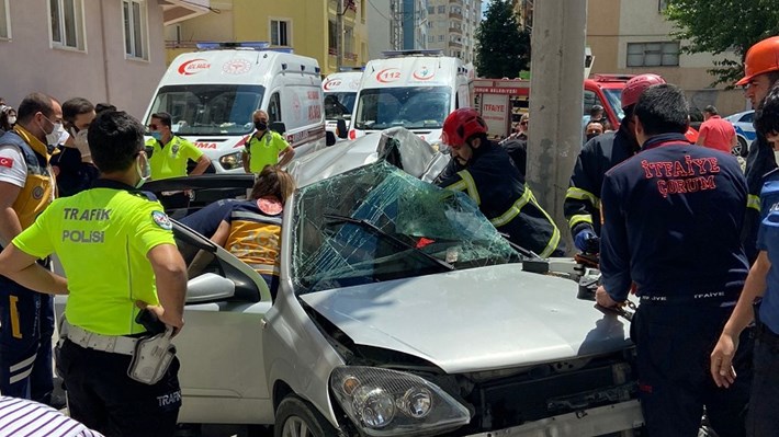 OTOMOBİL BETON DİREĞE ÇARPTI: 3'Ü ÇOCUK 4 YARALI