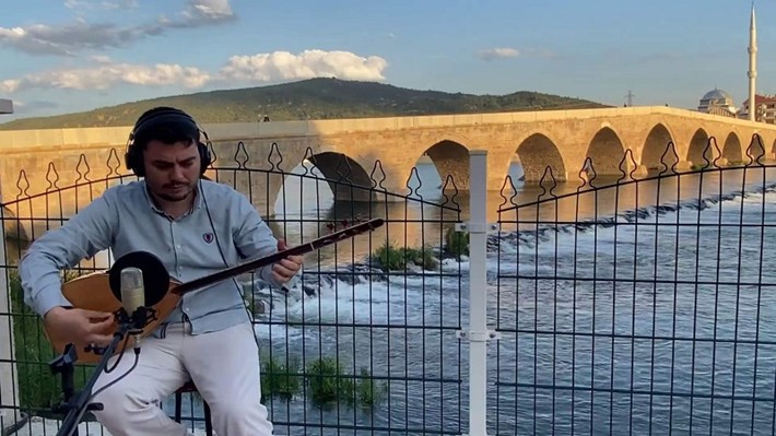 OSMANCIKLI ÖĞRETMENLER ŞEHİT AYBÜKE ÖĞRETMENİN ANISINA KLİP ÇEKTİLER