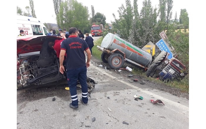 SUNGURLU'DA OTOMOBİL TRAKTÖRLE ÇARPIŞTI: 2 YARALI