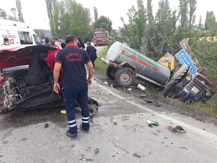 SUNGURLU'DA OTOMOBİL TRAKTÖRLE ÇARPIŞTI: 2 YARALI