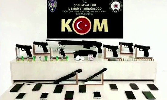 MERMİLERİ BEBEK BEŞİĞİNE SAKLADILAR ÇORUM'DA SUÇ ÖRGÜTÜNE ŞAFAK OPERASYONU: 10 TUTUKLAMA