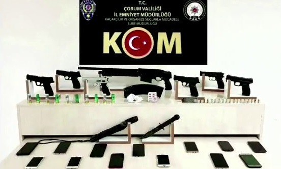 MERMİLERİ BEBEK BEŞİĞİNE SAKLADILAR ÇORUM'DA SUÇ ÖRGÜTÜNE ŞAFAK OPERASYONU: 10 TUTUKLAMA