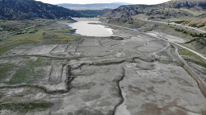 ÇORUM'DA 11 MİLYON METREKÜP REZERVE SAHİP BARAJDA 305 BİN METREKÜP SU KALDI SULARIN ÇEKİLMESİYLE BARAJ GÖLÜNDE BULUNAN ESKİ ÇORUM-ALACA KARAYOLU GÜN YÜZÜNE ÇIKTI KURAKLIĞIN BOYUTUNU GÖSTEREN ÜRKÜTÜCÜ MANZARA HAVADAN GÖRÜNTÜLENDİ