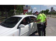 Emniyet kemeri takan sürücüler kitapla ödüllendirildi