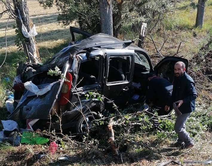 İKİ OTOMOBİL ÇARPIŞTI: 7 YARALI