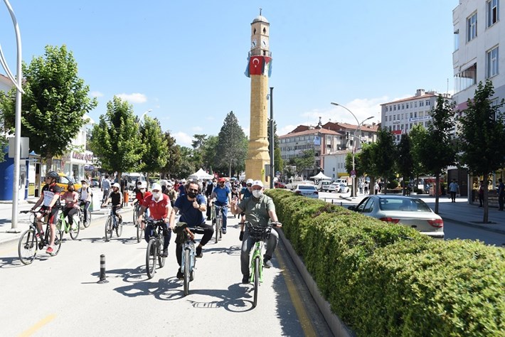 SAĞLIKLI YAŞAM İÇİN PEDAL ÇEVİRDİLER ÇORUM BELEDİYESİ TARAFINDAN DÜZENLENEN HER YAŞ GRUBUNDAN İNSAN KATILIRKEN, RENKLİ GÖRÜNTÜLER OLUŞTU BELEDİYE BAŞKANI DR. HALİL İBRAHİM AŞGIN; 