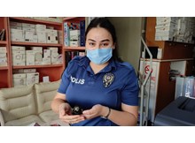 Yuvasından düşen Ebabil kuşuna polis sahip çıktı