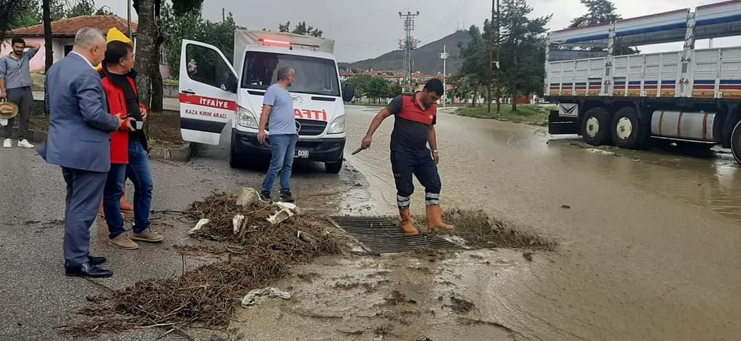 SUNGURLU'YU ŞİDDETLİ YAĞIŞ VURDU, DERELER TAŞTI, EVLERİ VE TARIM ARAZİLERİNİ SU BASTI SEL AMATÖR KAMERA TARAFINDAN GÖRÜNTÜLENDİ