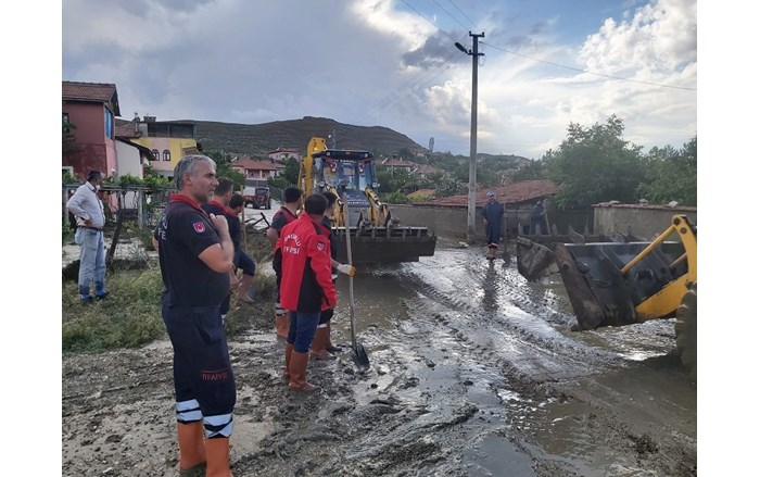 SUNGURLU'DA SEL SONRASI TEMİZLİK ÇALIŞMALARI BAŞLADI